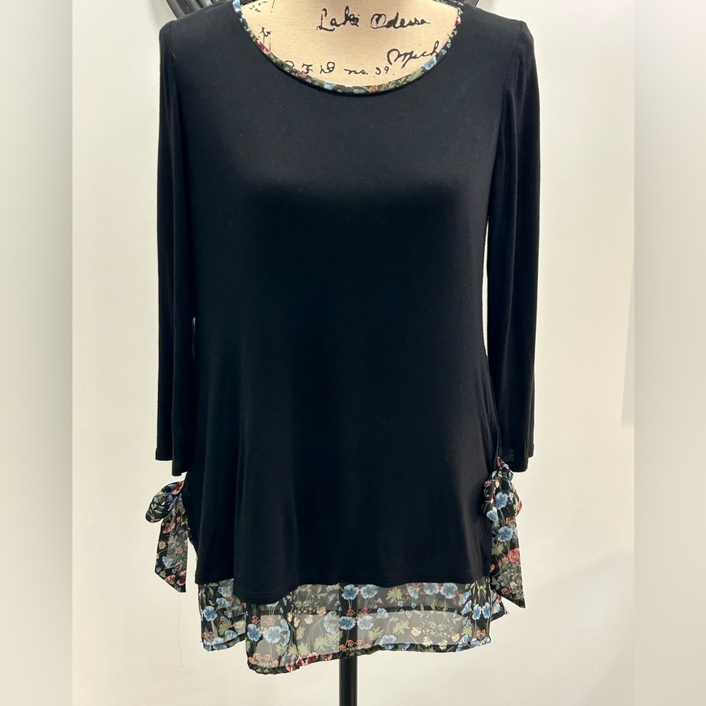 Lauren Conrad black 3/4 sleeve blouse
Size medium
